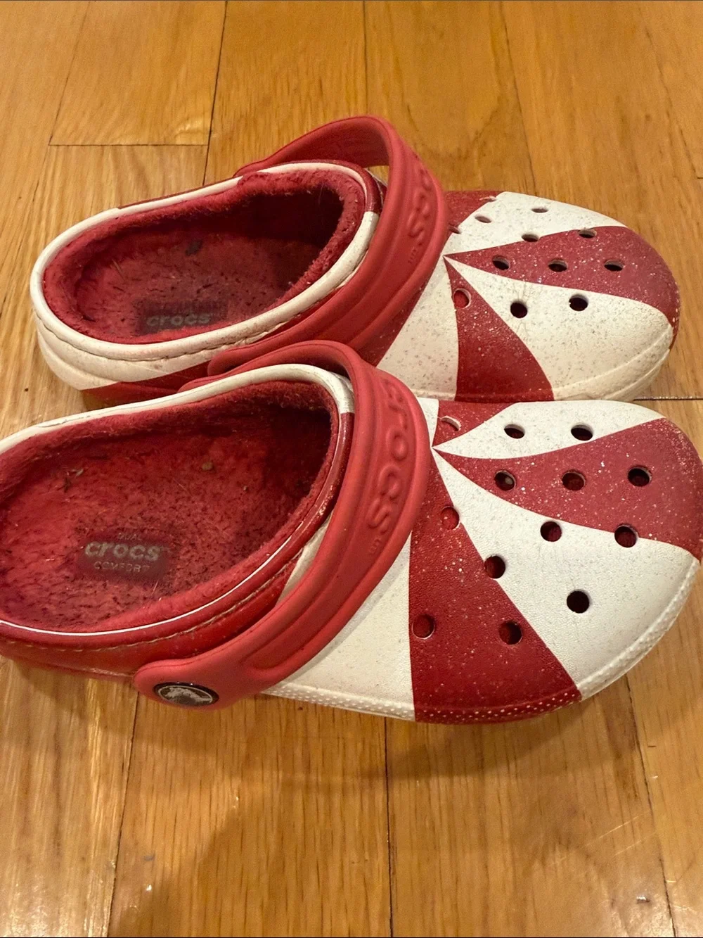 Crocs classic holiday red/white candy cane swirl lined clog size j1.